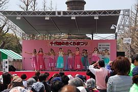 舞台で踊る女性たち